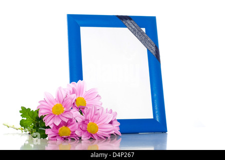 Rahmen für das Foto mit einem Trauer schwarze Band und rosa Blüten in der Nähe Stockfoto