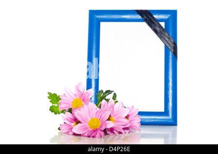 Rahmen für das Foto mit einem Trauer schwarze Band und rosa Blüten in der Nähe Stockfoto