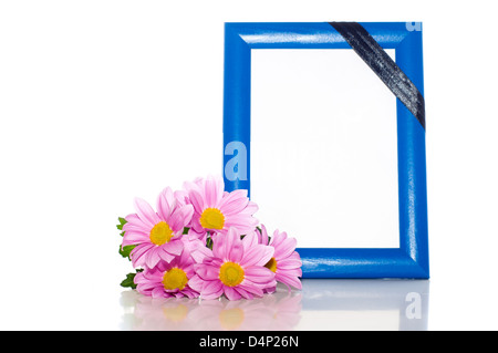 Rahmen für das Foto mit einem Trauer schwarze Band und rosa Blüten in der Nähe Stockfoto