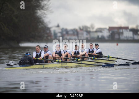 VEREINIGTES KÖNIGREICH. 17. März 2013.  Oxford University Boat Club (OUBC) der Franzosen gegen einen deutschen acht.  Oxford Blue Bootscrew: -, B: Patrick Close, 2: Geordie Macleod, 3: Alex Davidson, 4: Sam O'Connor, 5: Paul Bennett, 6: Karl Hudspith, 7: Constantine Louloudis, S: Malcolm Howard, C: Oskar Zorrilla Deutsch acht Crew: -, B: Toni Seifert - Olympischen Spiele in London 2012, M4 - (6.), 2: Felix Wimberger - U23-WM 2012, M8 + (Silber), 3: Maximilian Reinelt - Olympischen Spiele in London 2012, M8 + (Gold), 4: Felix Drahotta - Olympischen Spiele 2012 in London , M2 - (7.), 5: Anton Braun - Olympischen Spiele in London 2012, M2 - (7.), 6: Kristof Wi Stockfoto