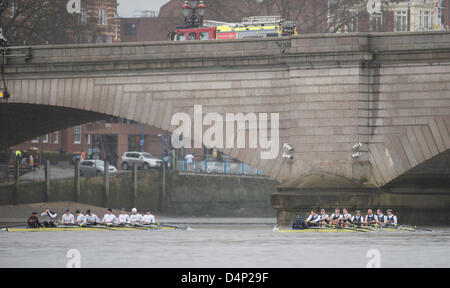 VEREINIGTES KÖNIGREICH. 17. März 2013.  Oxford University Boat Club (OUBC) der Franzosen gegen einen deutschen acht.  Oxford Blue Bootscrew: -, B: Patrick Close, 2: Geordie Macleod, 3: Alex Davidson, 4: Sam O'Connor, 5: Paul Bennett, 6: Karl Hudspith, 7: Constantine Louloudis, S: Malcolm Howard, C: Oskar Zorrilla Deutsch acht Crew: -, B: Toni Seifert - Olympischen Spiele in London 2012, M4 - (6.), 2: Felix Wimberger - U23-WM 2012, M8 + (Silber), 3: Maximilian Reinelt - Olympischen Spiele in London 2012, M8 + (Gold), 4: Felix Drahotta - Olympischen Spiele 2012 in London , M2 - (7.), 5: Anton Braun - Olympischen Spiele in London 2012, M2 - (7.), 6: Kristof Wi Stockfoto