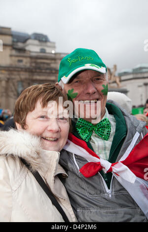 London, UK. 17. März 2013 St. Patricks Day feiern in London bringen Hunderte von Menschen zum Trafalgar Square. Nachtschwärmer waren zu live-Musik, Tanz, Essensstände und Komödie behandelt. Stockfoto