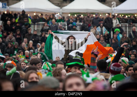 London, UK. 17. März 2013 St. Patricks Day feiern in London bringen Hunderte von Menschen zum Trafalgar Square. Nachtschwärmer waren zu live-Musik, Tanz, Essensstände und Komödie behandelt. Stockfoto