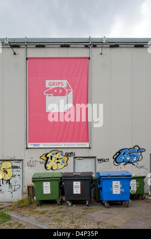 Berlin, Deutschland, die Fassade des Theaters Cripps mit Mülltonnen im Hansaviertel Stockfoto