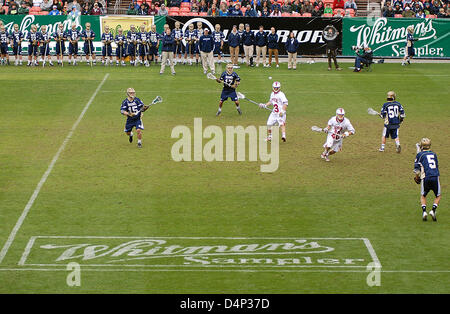 16. März 2013: NCAA Lacrosse Aktion zwischen Notre Dame Fighting Irish und die University of Denver Pioneers während der Whitman Sampler Mile High Classic, Sports Authority Field at Mile High, Denver, Colorado. Notre Dame Niederlagen Denver 13-12 in Überstunden. Stockfoto