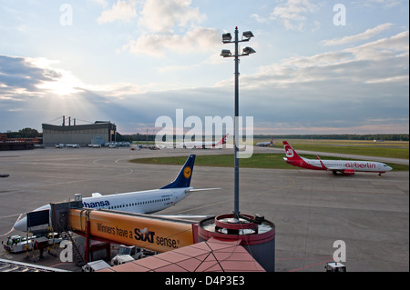 Berlin, Deutschland, Flughafen Tegel mit Blick auf die Start-und Landebahn Stockfoto