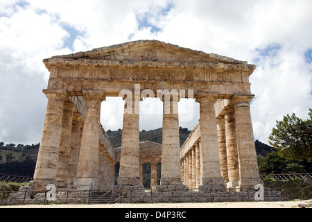 Vorderansicht des antiken griechischen Venus-Tempel in Segesta Dorf, Sizilien, Italien Stockfoto