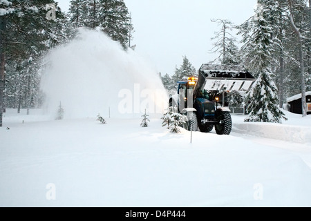 Nahaufnahme des Schnee-Entferner Reinigung Winterdienst aus dem Schnee Stockfoto