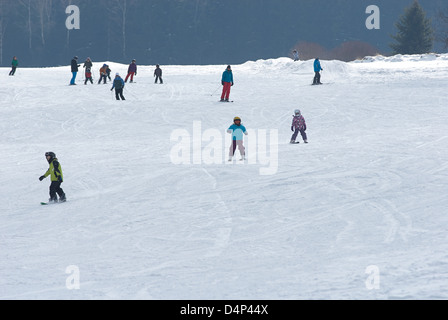 Kinder Ski Skischule, Winter-Berg Stockfoto