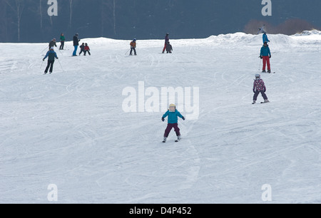 Kinder Ski Skischule, Winter-Berg Stockfoto