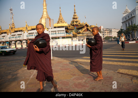 Die Sule-Pagode befindet sich im Herzen der Innenstadt von Yangon. Stockfoto