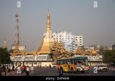 Die Sule-Pagode befindet sich im Herzen der Innenstadt von Yangon. Stockfoto