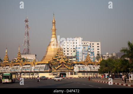 Die Sule-Pagode befindet sich im Herzen der Innenstadt von Yangon. Stockfoto