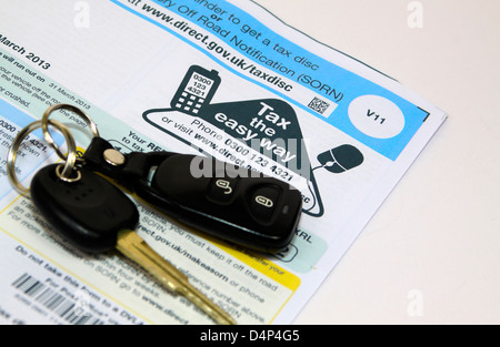 Autoschlüssel auf DVLA Kfz-Steuer V11 form Stockfoto