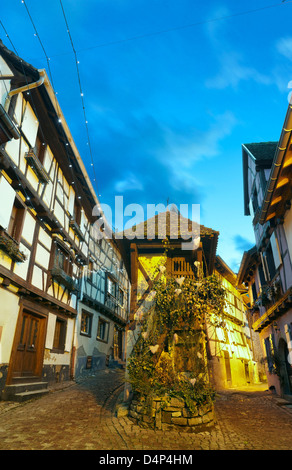 Typischen Holzhäusern Häuser einrahmen. Eguisheim. Elsässer Weinstraße. Haut-Rhin. Das Elsass. Frankreich Stockfoto