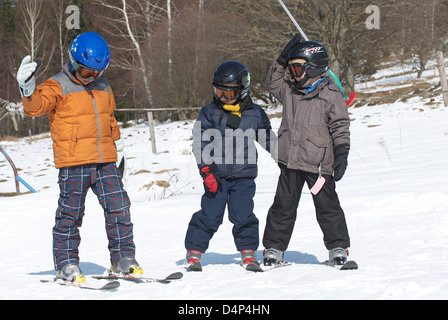 Kinder Ski Skischule, Winter-Berg Stockfoto