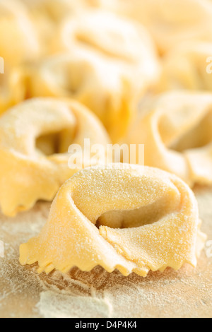 FreshTortelloni (frische Tortellini mit Mehl bestäubt) Stockfoto