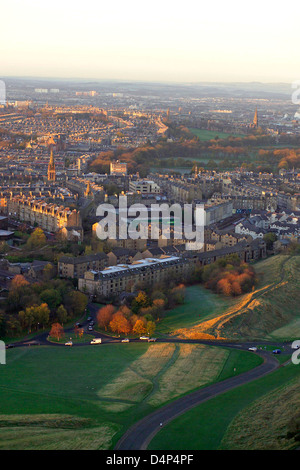 Holyrood Park und Wohngebiet von Arthurs seat Stockfoto