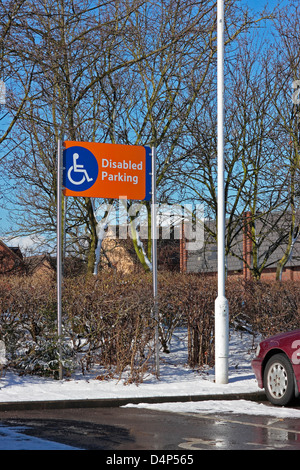 Behinderten Parkplatz Schild auf einem Supermarkt-Parkplatz Stockfoto