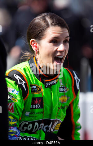 16. März 2013 - Bristol, TN, USA - BRISTOL, TN - 16. März 2013: Danica Patrick (10) bereitet sich auf die Strecke für eine Praxis Food City 500 in Bristol, TN. Stockfoto