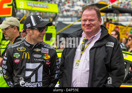 17. März 2013 - Bristol, TN, USA - BRISTOL, TN - 17. März 2013: Jamie McMurray (1) und Chip Ganassi Gespräch vor dem Food City 500 in Bristol, TN. Stockfoto