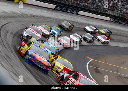 17. März 2013 - Bristol, TN, USA - BRISTOL, TN - 17. März 2013: Carl Edwards (99) führt eine Packung während der Food City 500 in Bristol, TN. Stockfoto