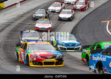 17. März 2013 - Bristol, TN, USA - BRISTOL, TN - 17. März 2013: Kyle Busch (18) führt eine Packung des Autos während der Food City 500 in Bristol, TN. Stockfoto