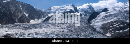 Chamonix, Frankreich, der Bossons Glacier und La Jonction wo der Gletscher sich in zwei Teile teilt mit Mont Blanc du Tacul im Hintergrund Panoramabild Stockfoto