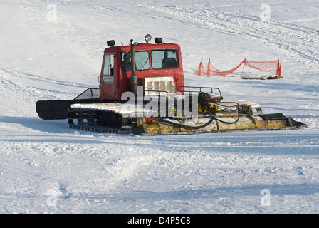 Schnee, Groomer, Schnee Pflege, Pistenraupe oder Piste bashing auf Berg, Wintersaison, starker Schneefall Stockfoto