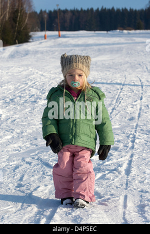 Kleinkind Kind Babymädchen zu Fuß in Schneelandschaft Stockfoto