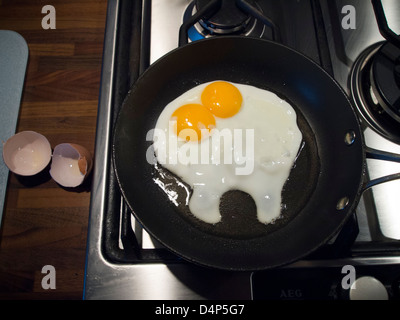 Ein Ei mit doppelten Eigelb in einer Pfanne braten. Stockfoto