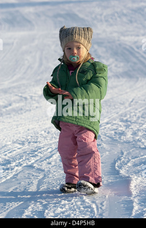 Kleinkind Kind Babymädchen zu Fuß in Schneelandschaft Stockfoto