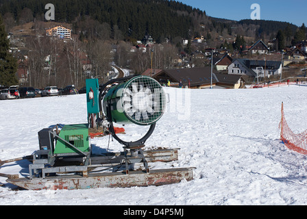 Beschneiung Guns, Schneekanone, Winter Saison Berg Stockfoto