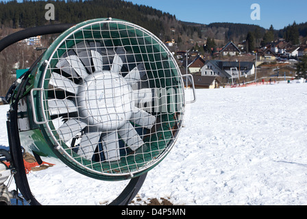 Beschneiung Guns, Schneekanone, Winter Saison Berg Stockfoto