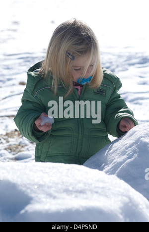 Kind Kleinkind Baby blond Mädchen gehen und spielen in verschneiter Landschaft - Winter-Berg Stockfoto