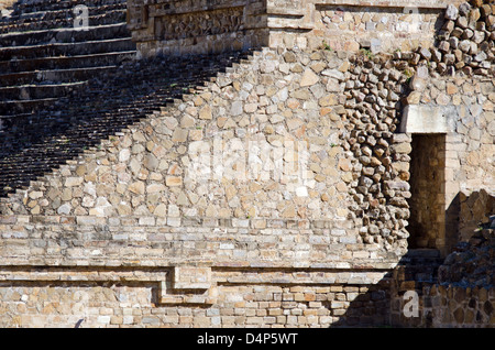 Die Westseite des monumentalen Treppe zum Bahnsteig Süd am Monte Alban, einer Zapoteken-Ruine in Oaxaca, Mexiko. Stockfoto