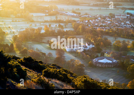 Blick auf Golfplatz Duddingston von Arthurs Seat bei Sonnenaufgang an kalten frostigen Morgen Stockfoto