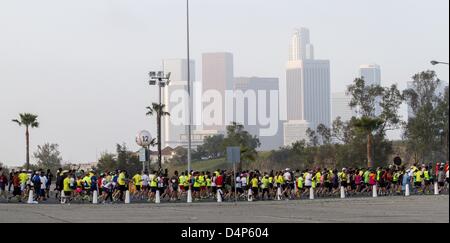 17. März 2013 - Los Angeles, Kalifornien (CA, USA - Läufer Start 28. Asics LA Marathon in Los Angeles, Kalifornien Sonntag, 17. März 2013. Etwa 24.000 Läufer aus allen 50 Staaten und 61 Nationen nahmen die 26,2 Meilen Veranstaltung begann im Los Angeles Dodger Stadium und ging durch Los Angeles, West Hollywood und Beverly Hills und Santa Monica endete. (Kredit-Bild: © Ringo Chiu/ZUMAPRESS.com) Stockfoto