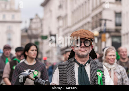 London, UK. 17. März 2013, St. Patricks Day.  Teilnehmer aus der Eröffnungsfeier der Olympischen Spiele 2012 beteiligte sich auch an der Parade vom Green Park nach Whitehall. Stockfoto