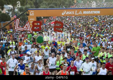 17. März 2013 - Los Angeles, Kalifornien (CA, USA - Läufer Start 28. Asics LA Marathon in Los Angeles, Kalifornien Sonntag, 17. März 2013. Etwa 24.000 Läufer aus allen 50 Staaten und 61 Nationen nahmen die 26,2 Meilen Veranstaltung begann im Los Angeles Dodger Stadium und ging durch Los Angeles, West Hollywood und Beverly Hills und Santa Monica endete. (Kredit-Bild: © Ringo Chiu/ZUMAPRESS.com) Stockfoto