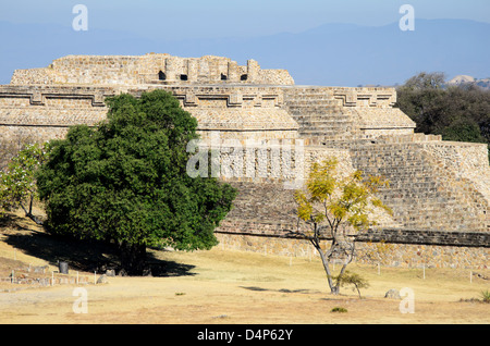 Gebäude IV, eine Stufenpyramide Tempelanlage an der Zapoteken archäologischen Stätte von Monte Alban, Oaxaca, Mexiko. Stockfoto