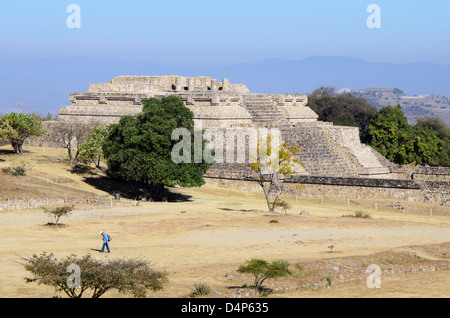 Morgensonne erhellt die Ostwand des Gebäudes IV an der archäologischen Stätte von Monte Alban in Oaxaca, Mexiko. Stockfoto