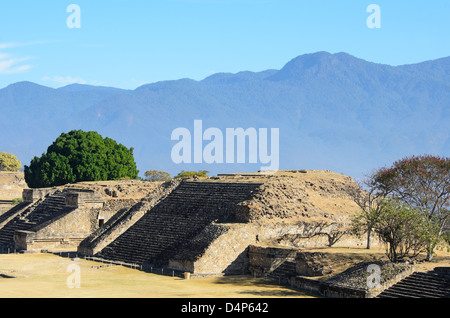 Gebäude P, auch genannt "El Piramide," in der alten Zapoteken Stadt von Monte Alban, Oaxaca, Mexiko. Stockfoto