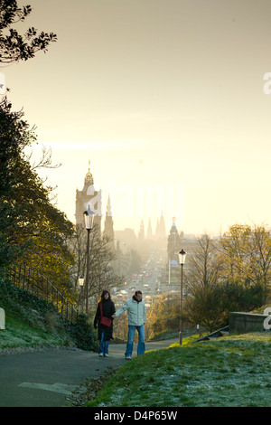 Blick auf Balmoral Hotel und Princes street mit paar Touristen Stockfoto