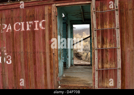 Union Pacific Rail Oldtimer verlassen bei der Geisterstadt Rhyolite Bergbau außerhalb von Death Valley Nationalpark, Nevada Stockfoto