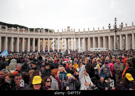 Petersplatz, Vatikan, Rom, Italien. 17. März 2013: das Publikum wartet in St. Peter Square vor dem ersten Angelus-Gebet von Papst Francis ich Stockfoto