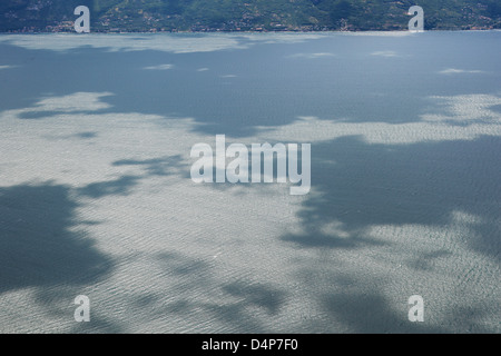 San Valentino, Italien, leichte Flecken und cloud-Schatten-Flecken auf dem See Stockfoto