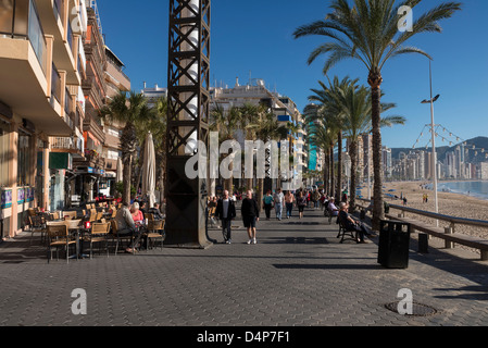 Zu Fuß entlang der Promenade am Playa de Levante in Benidorm Stockfoto