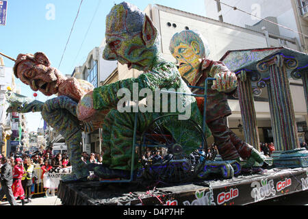 Die deutsche Bundeskanzlerin, Angela Merkel, schiebt Schaeubles Rollstuhl, einen griechischen Kebab mit den Köpfen von Antonis Samaras, Evangelos Venizelos und Kouvelis auf dem Jahrmarkt in Patras Griechenland, 17. März 2013 hält. Der Patras-Karneval ist die größte Veranstaltung ihrer Art in Griechenland und eine der größten in Europa, mit mehr als 160 Jahren Geschichte. Foto: Menelaos Michalatos Stockfoto