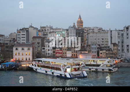 Istanbul, Türkei, Schiffsanlegestelle am Goldenen Horn in den Stadtteil Karaköy Stockfoto